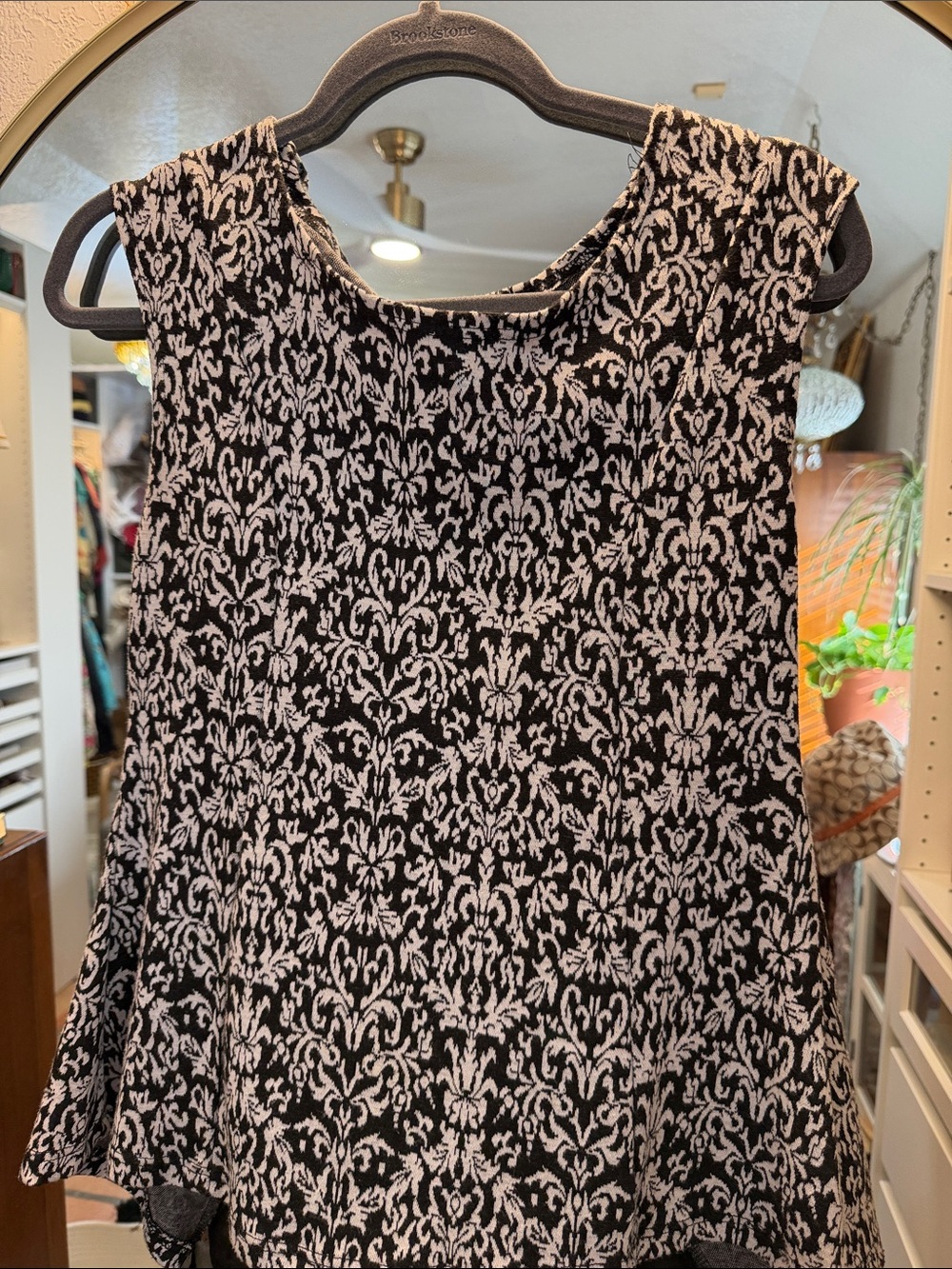 Sleeveless Black and White Patterned Women's Top